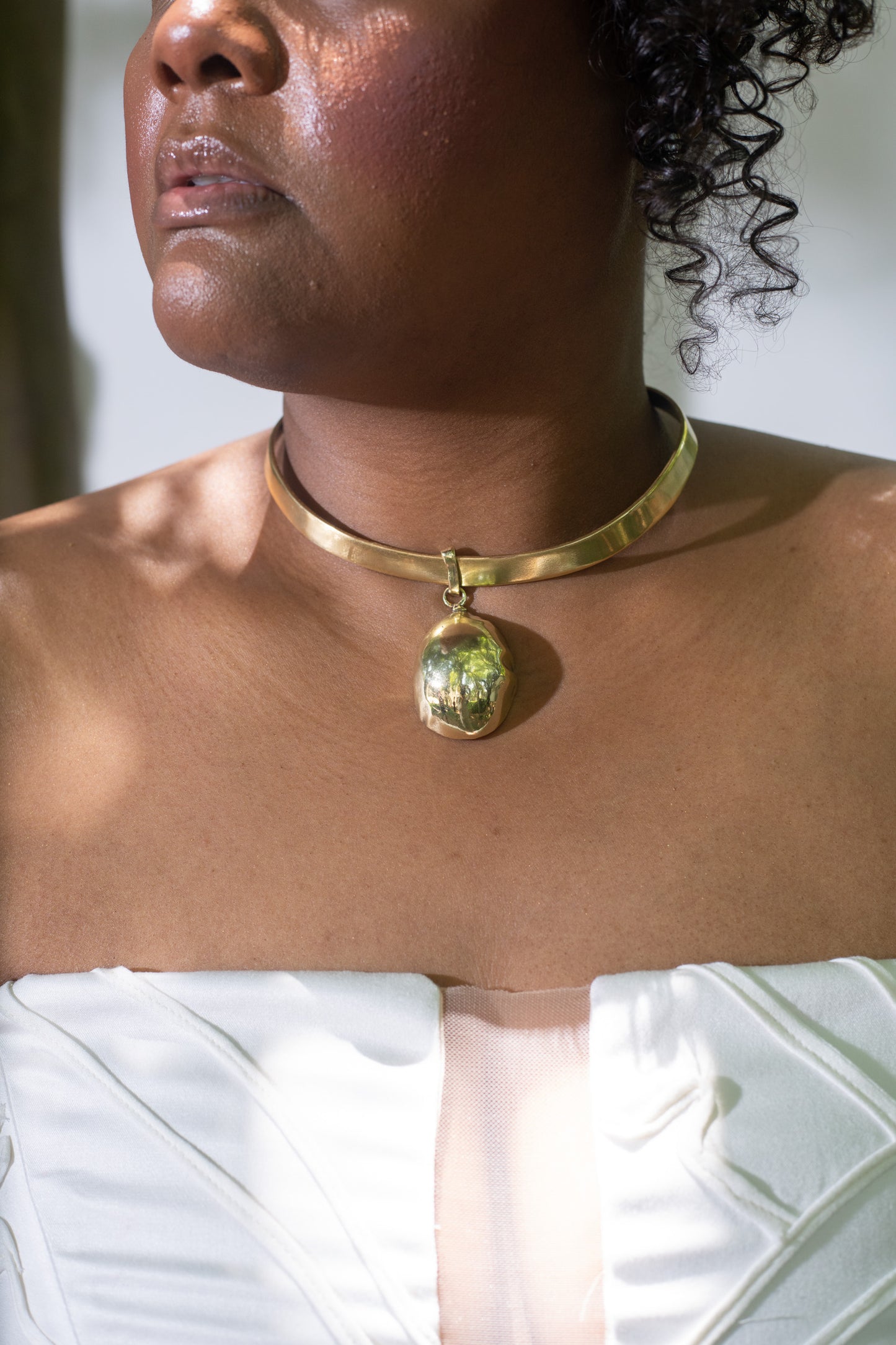 Chocker Búzio com pingente - Luana.B x Brass Oficina - Coleção ReNascimento